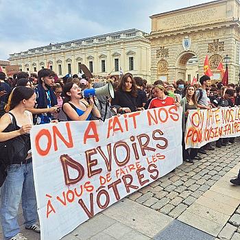 Manifestation de lycéen·nes le 6 octobre à Montpellier (Hérault, Occitanie). Une banière déployée indique : « on a fait nos devoirs, à vous de faire les vôtres ».