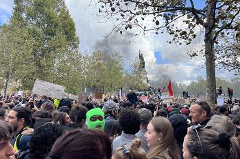 Place de la République, à Paris le 17 octobre 2026. Uhe foule est réunie, tandis qu'on aperçoit au-dessus de celle-ci la statue de la place de la République à Paris.