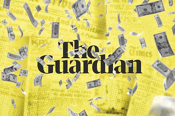Sur un fond jaune, le logo du média britannique The Guardian est recouvert d'une pluie de dollars étasuniens.