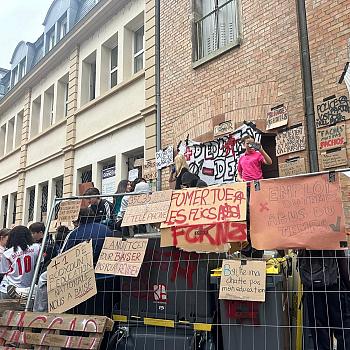 Mobilisation lycéenne devant le lycée international des Pontonniers à Strasbourg, le 2 octobre 2026. On y voit des pancartes accrochées à des barricades devant une des entrées.