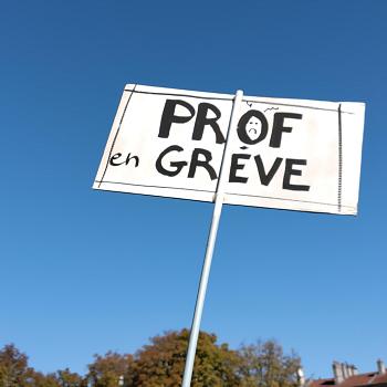 Photo d'une pancarte "Prof en grève" lors de la manifestation de soutien aux lycéens à Nancy (Meurthe-et-Moselle, Grand Est), le 6 octobre 2026.
