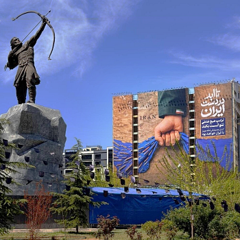 Panneau d'affichage sur la place Vanak de Téhéran, représentant une main agrippant le détroit d'Ormuz, « pour toujours entre les mains de l'Iran ». Au premier plan se trouve une statue du héros mythique iranien Arash l'archer.