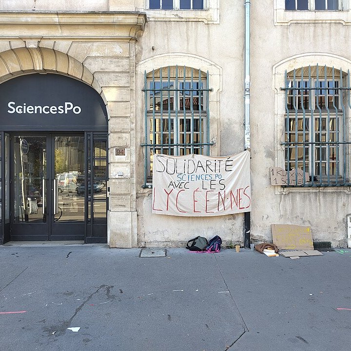 Manifestation de lycéen·nes le 6 octobre à Montpellier (Hérault, Occitanie). Une banière déployée indique : « on a fait nos devoirs, à vous de faire les vôtres ».