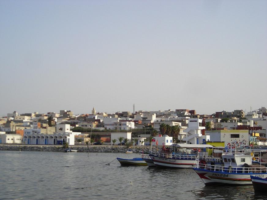 Une photo d'un port avec des bateaux