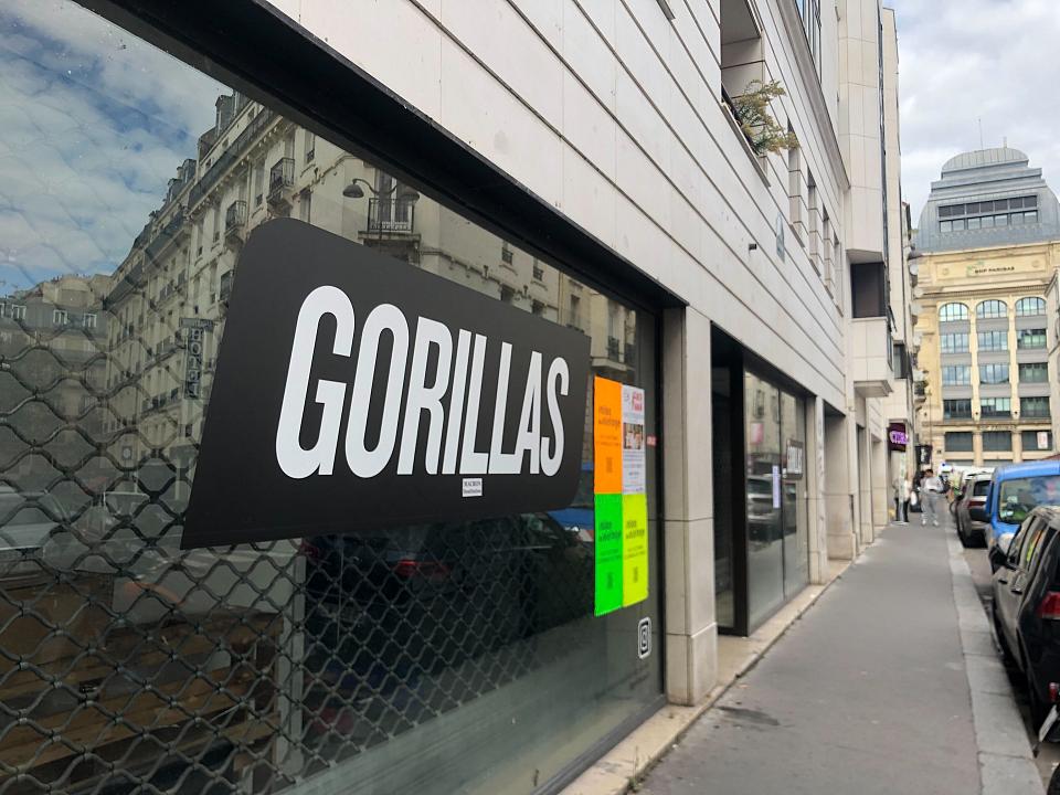 Un ancien local Gorillas dans le 18e arrondissement de Paris. À l'intérieur, tout a été laissé en plan : vestes de livreurs, accessoires de vélo, sacs au logo de la marque...