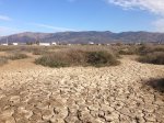 Illustration : une vallée asséchée en 2015. La terre est brune craquelée par manque d'eau