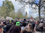 Place de la République, à Paris le 17 octobre 2026. Uhe foule est réunie, tandis qu'on aperçoit au-dessus de celle-ci la statue de la place de la République à Paris.